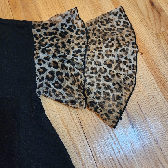 Black shirt tee T-shirt leopard ruffle short sleeves relaxed fit small medium - Picture 4 of 5
